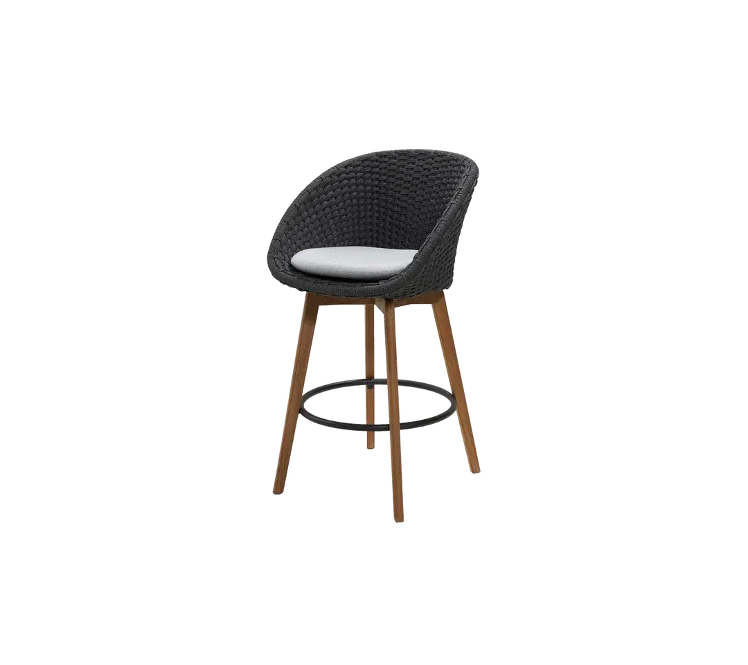 https://cdn.shopify.com/s/files/1/0580/8072/3044/files/Cane-line-Peacock-Bar-Chair-11.webp?v=1746015025