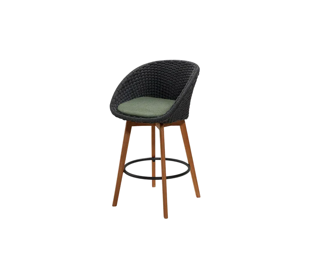 https://cdn.shopify.com/s/files/1/0580/8072/3044/files/Cane-line-Peacock-Bar-Chair-12.webp?v=1746015025