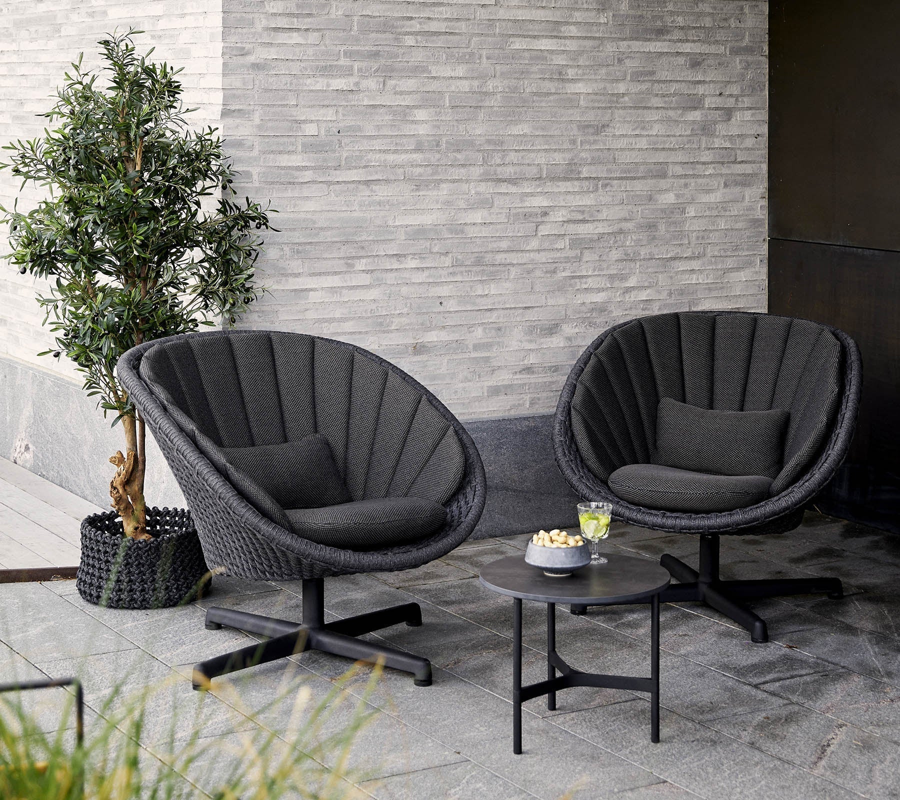 https://cdn.shopify.com/s/files/1/0580/8072/3044/files/Cane-line-Peacock-Lounge-Chair-with-Swivel-3.jpg?v=1746015040
