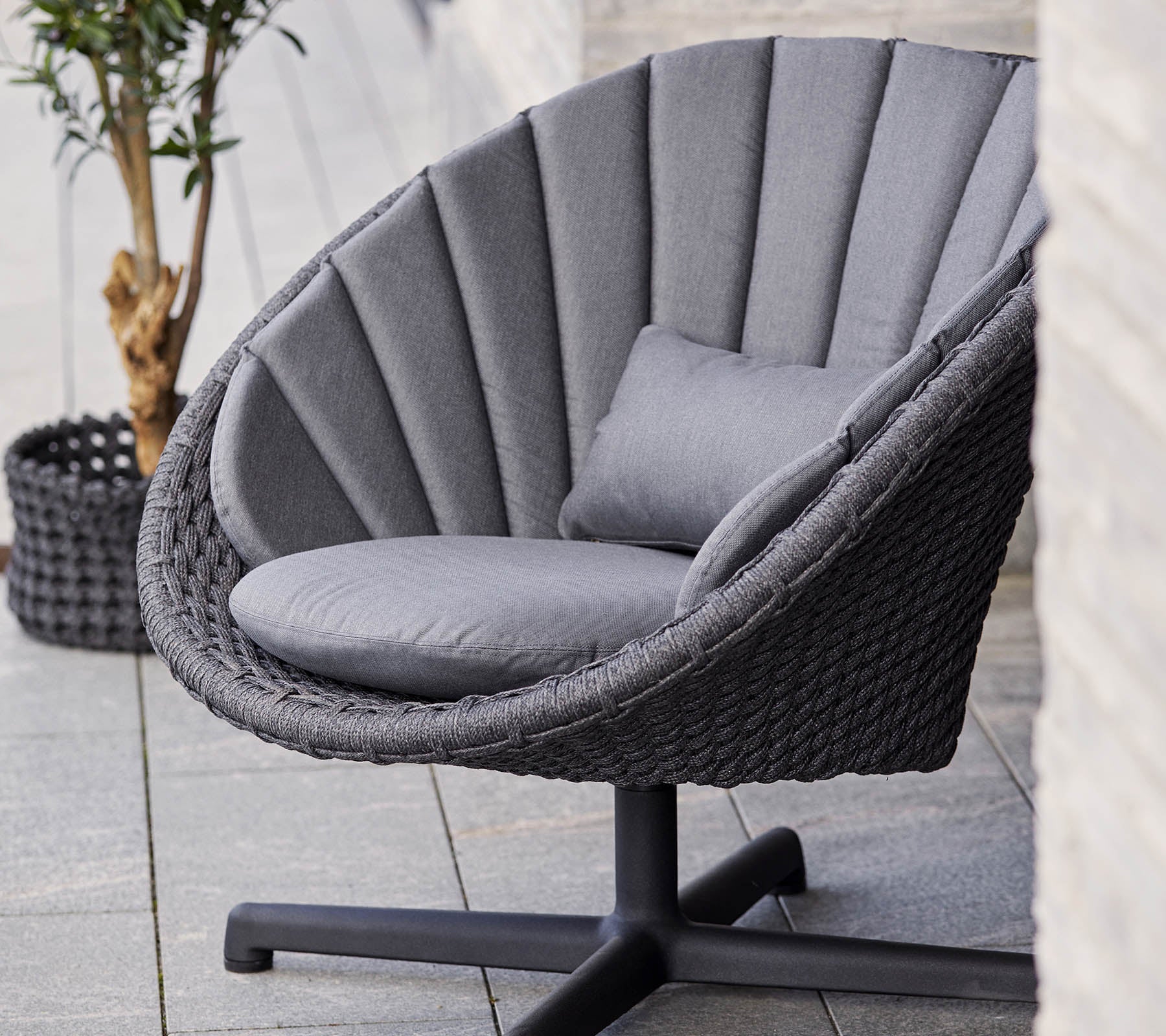 https://cdn.shopify.com/s/files/1/0580/8072/3044/files/Cane-line-Peacock-Lounge-Chair-with-Swivel-5.jpg?v=1746015040