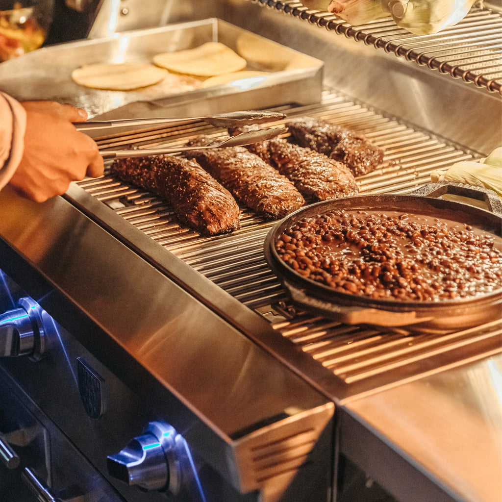 https://cdn.shopify.com/s/files/1/0338/9934/8108/products/estate-gas-grill-cooking-food-lifestyle_91d42bd3-aea5-462a-a05e-dca7b0c5f024.jpg?v=1745980825