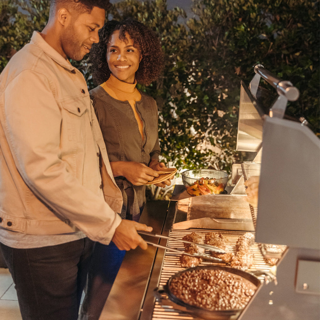 https://cdn.shopify.com/s/files/1/0338/9934/8108/products/estate-gas-grill-couple-grilling-food_c9981561-7041-489e-8432-aafac4078704.jpg?v=1745980825