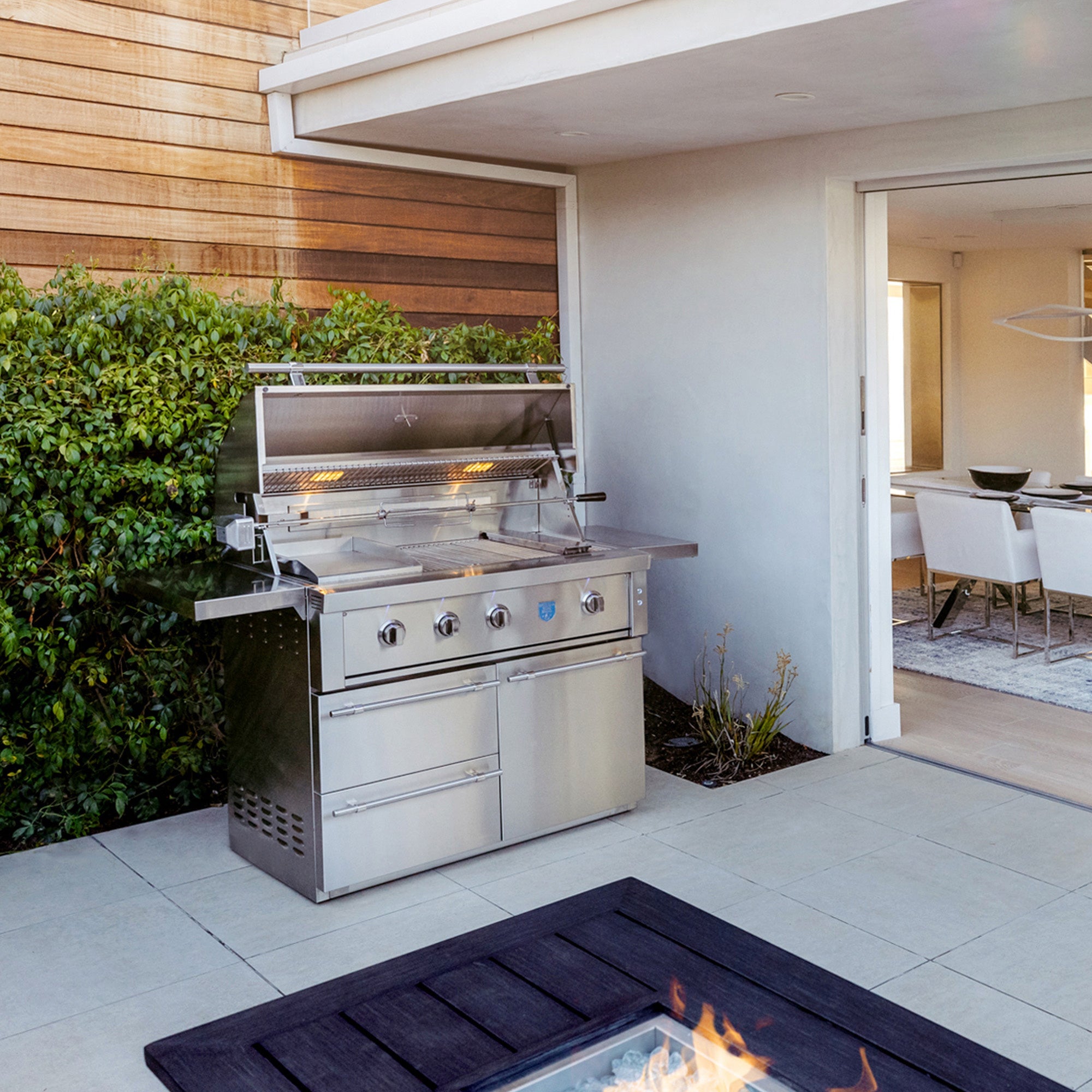 https://cdn.shopify.com/s/files/1/0338/9934/8108/products/freestanding-estate-gas-grill-outdoor-backyard-lifestyle.jpg?v=1745980941