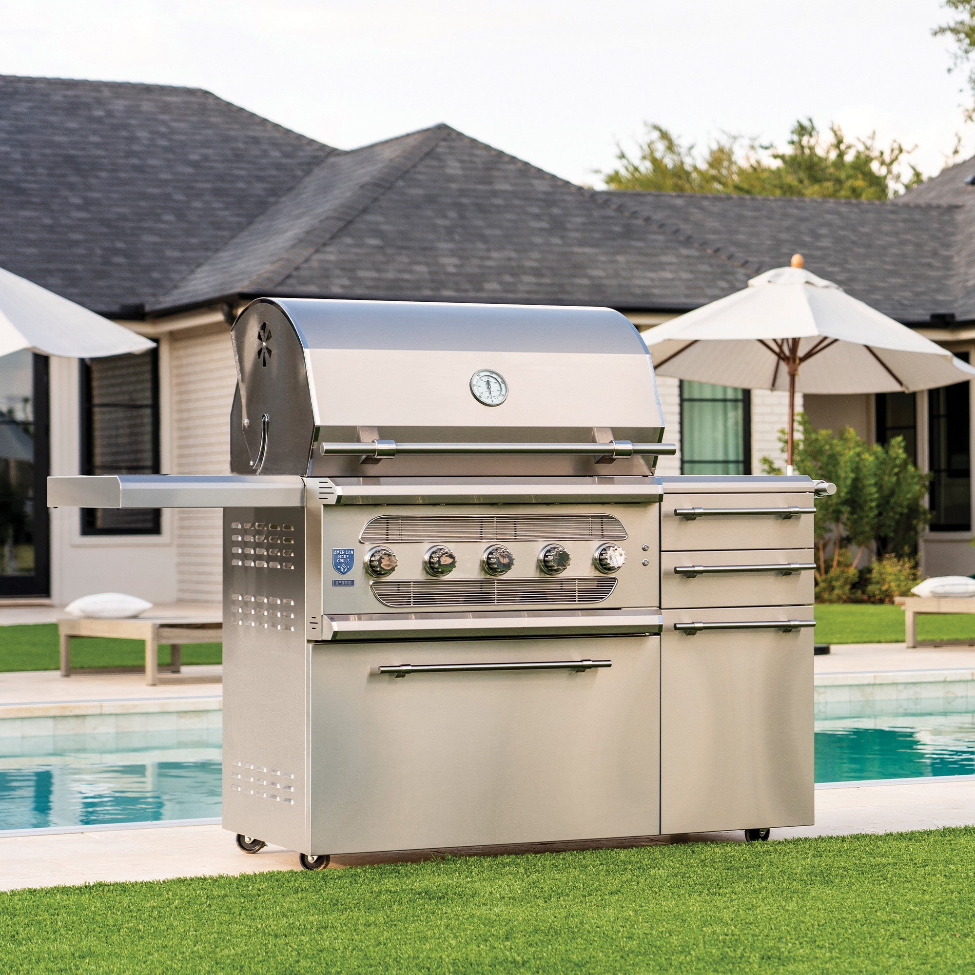 https://cdn.shopify.com/s/files/1/0338/9934/8108/products/freestanding-muscle-hybrid-grill-lifestyle-pool.jpg?v=1704750075